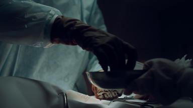 外科医生手使切口手术刀黑暗医院病房关闭